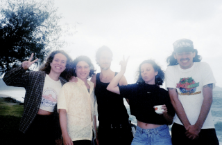 Exclusive Os Cabides Release New EP Feliz e triste ao mesmo tempo