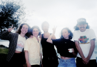 Exclusive Os Cabides Release New EP Feliz e triste ao mesmo tempo