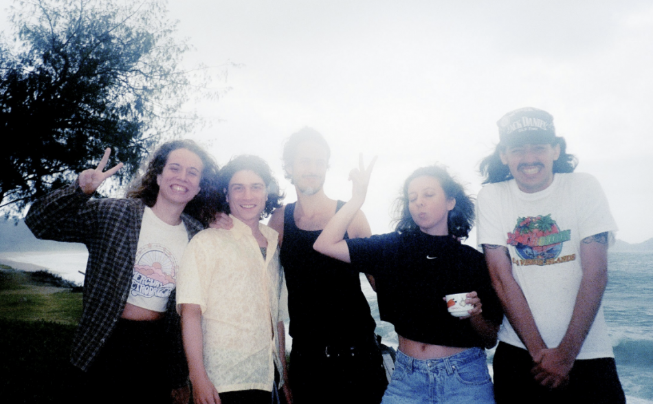 Exclusive Os Cabides Release New EP Feliz e triste ao mesmo tempo